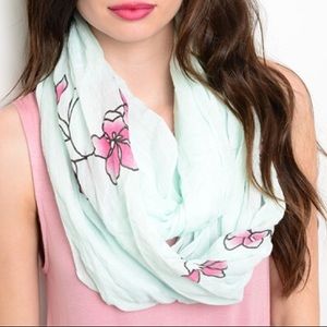 NW HANGER INFINITY SCARF.